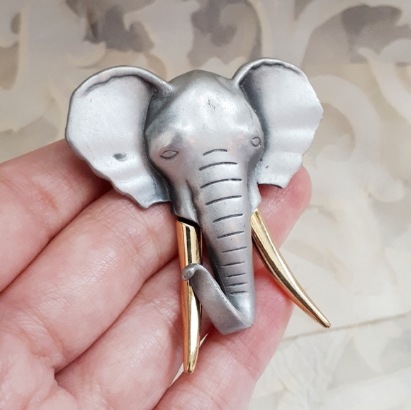 Vintage unsigned J.J Jonette Jewelry brooch - Picture 2 of 7